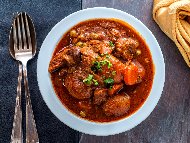 Рецепта Яхния с агнешко месо, грах, гъби, целина, моркови, домати и лук арпаджик